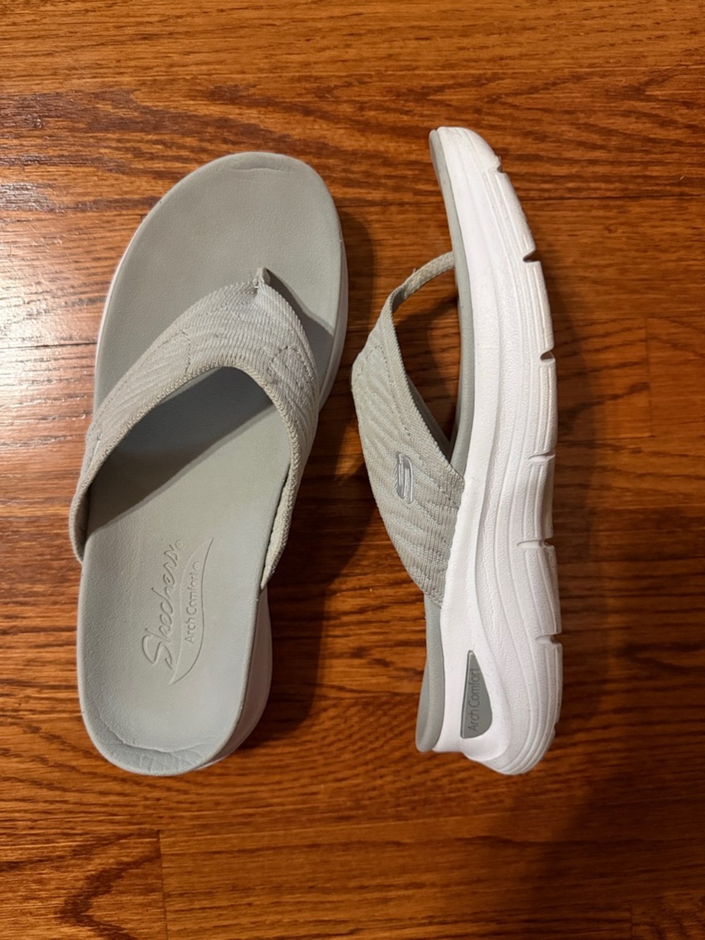 Skechers Women's White Cushioned Thong Sandals